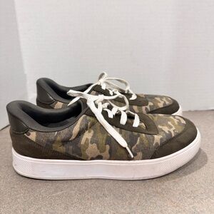Kizik Kids 5Y Prague Olive Green Camo Canvas And Suede Breathable Athletic Shoes